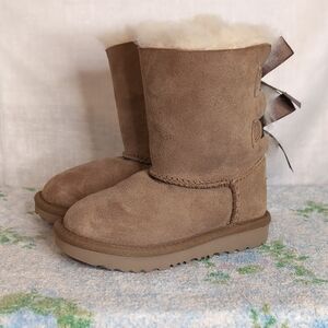 Bailey Bow II Ugg boots little girls size 8